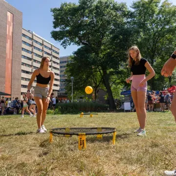 Students playing spikeball at Tour De Rec event on upper campus.